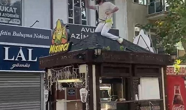 Büfesinin üzerine çıkıp kendini zincirledi
