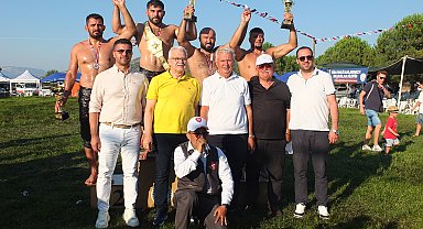 Burhaniye güreşlerinde Erkan Taş, başpehlivan oldu