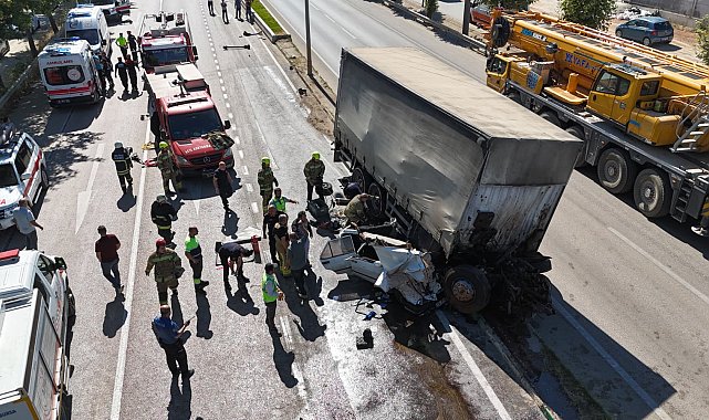 Bursa'da freni boşalan kamyon 2 araca çarptı; 3 yaralı