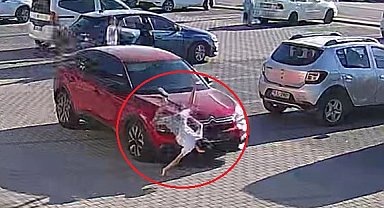 Bursa'da koşarak yola çıkan çocuğa otomobilin çarptığı kaza kamerada