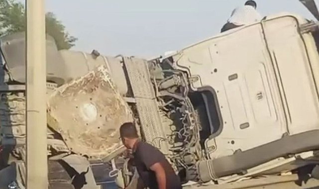 Büyükçekmece'de beton tankeri devrildi; yol trafiğe kapatıldı
