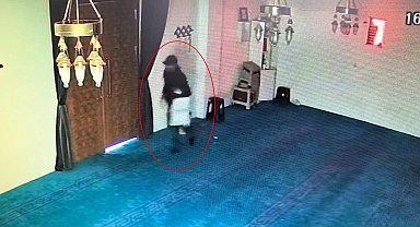 Camideki yardım kutusunu kırıp 100 bin TL çaldı; hırsızlık kamerada