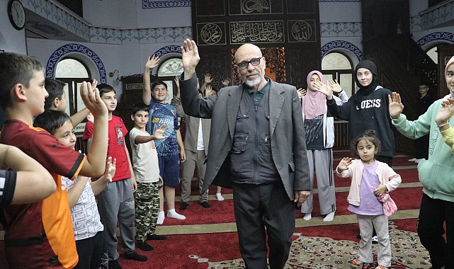 Camilerin 30 yıldır gönüllü temizliğini yapan Dursun Kaçan, alkışlarla umreye uğurlandı