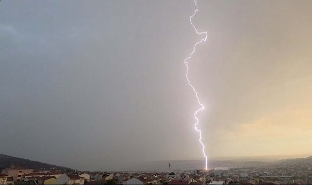 Çanakkale'de yıldırım düşme anı kamerada
