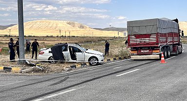 Çankırı'da kamyon ile otomobil çarpıştı: 3 ölü, 2 yaralı