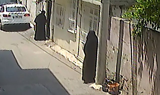 Çarşaf giyip, maymuncukla kapısını açtıkları evden altın ve para çaldılar