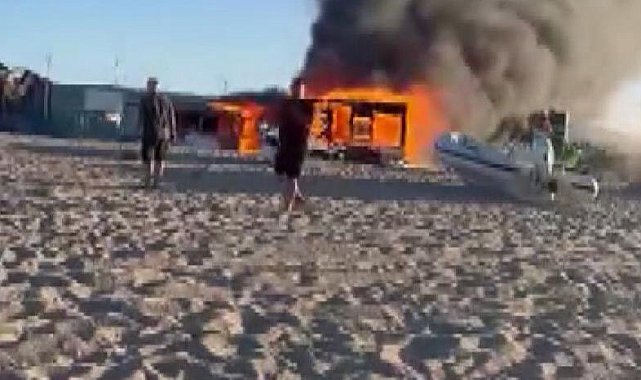 Çatalca'da plajda cankurtaranların kullandığı baraka alev alev yandı