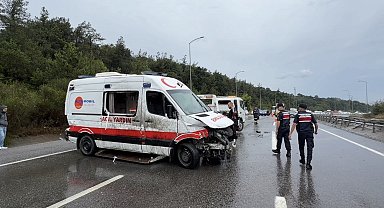 Çekmeköy'de ambulans bariyerlere çarparak devrildi: şoför yaralandı
