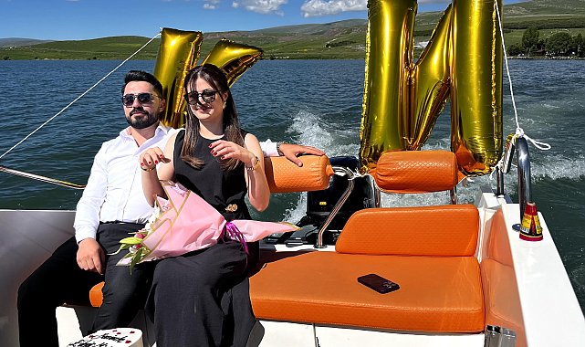 Çıldır Gölü'nde teknede evlilik teklifi