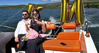 Çıldır Gölü'nde teknede evlilik teklifi