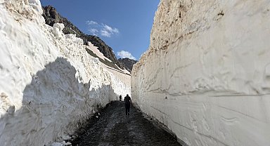 Cilo Dağı'ndaki askeri üs bölgesi ve buzul gölleri yolunda karla mücadele