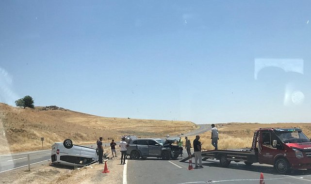 Cip ile hafif ticari araç çarpıştı; 1'i ağır, 9 yaralı