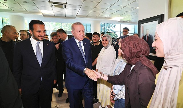 Cumhurbaşkanı Erdoğan, AK Parti İstanbul İl Başkanlığı'nı ziyaret etti