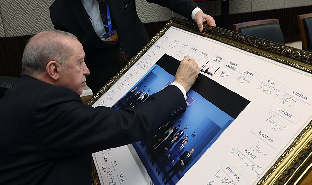 Cumhurbaşkanı Erdoğan, NATO Zirvesi'ne katılan liderlerin imzaladığı tabloya imzasını attı