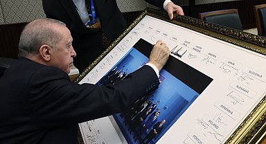 Cumhurbaşkanı Erdoğan, NATO Zirvesi'ne katılan liderlerin imzaladığı tabloya imzasını attı