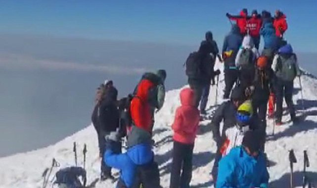 Dağcılar, eksi 10 derecede Ağrı Dağı'nda zirve yaptı