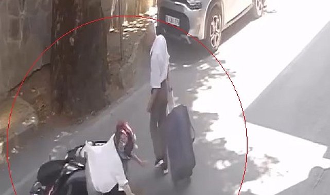 Devrilen motosikletin yayaya çarptığı kaza kamerada