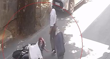 Devrilen motosikletin yayaya çarptığı kaza kamerada