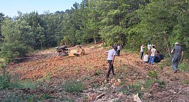 Devrilen traktörün altında kalan sürücü öldü
