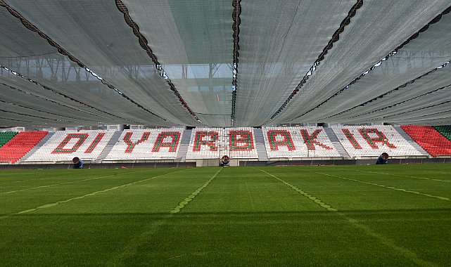 Diyarbakır Stadyumu'nun çimleri, 40 dereceyi aşan sıcaklıktan perde ve fan sistemiyle korunuyor
