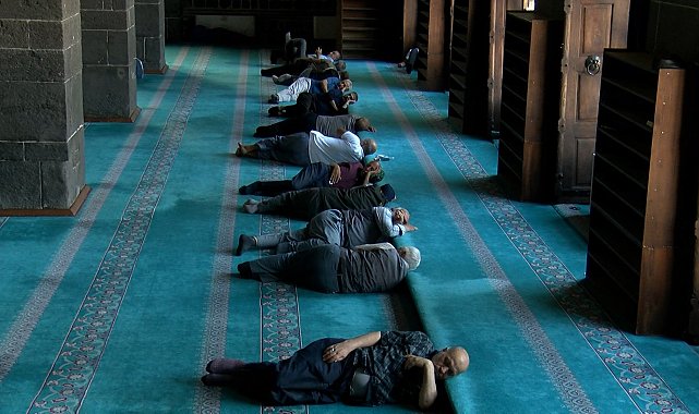 Diyarbakır'da 40 derece sıcaktan bunalanlar camilerde uyudu