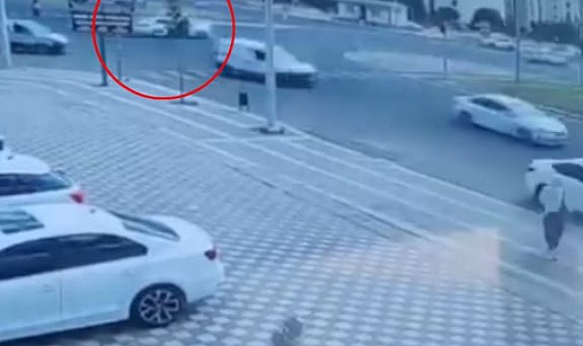 Diyarbakır'da iki otomobilin çarpıştığı kaza kamerada; 2 yaralı