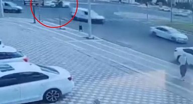 Diyarbakır'da iki otomobilin çarpıştığı kaza kamerada; 2 yaralı