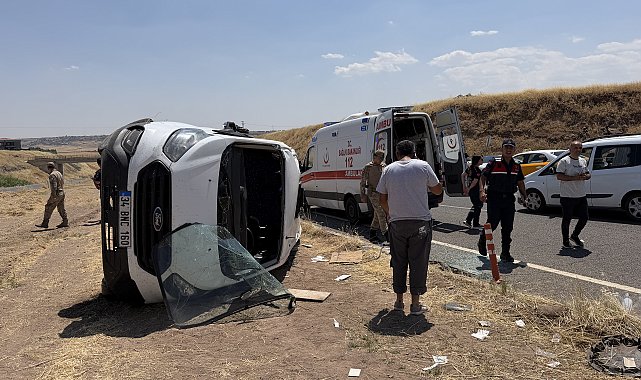 Diyarbakır'da öğrenci servisi ile otomobil çarpıştı: 19 yaralı