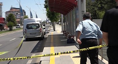 Durakta unutulan çanta fünyeyle patlatılmak üzereyken sahibi koşarak geldi