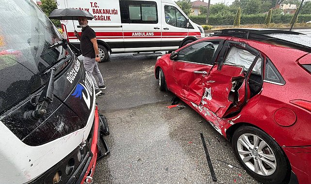 Düzce'de yolcu midibüsü ile otomobil çarpıştı: 5 yaralı