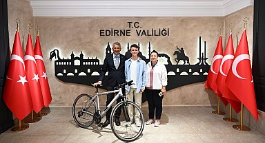 Edirne Valisi'nden çevreci Aras'a bisiklet hediyesi