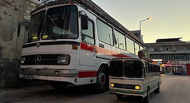 Ekibiyle yaptığı minyatür otobüsüne gözü gibi bakıyor
