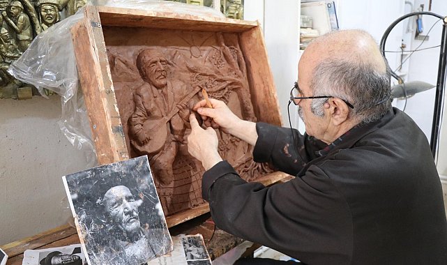 Emekli resim öğretmeninden topluma mesaj veren rölyefler