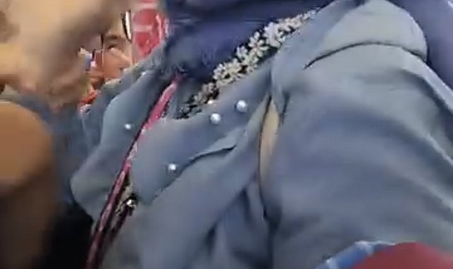 Eminönü'nde tramvayda 'Çocuklar kalksın' kavgası; bağırıp sırt çantası fırlattı