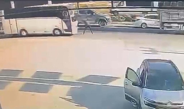 Emniyet şeridinde midibüsün çarptığı servis şoförü öldü