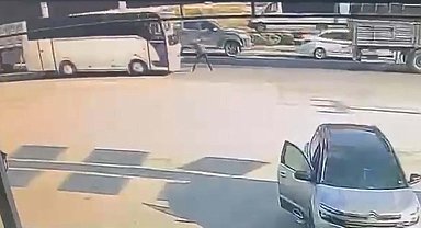 Emniyet şeridinde midibüsün çarptığı servis şoförü öldü