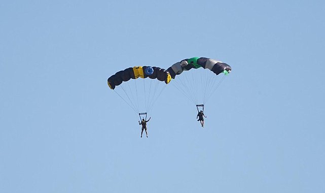 Erzincan'da sporcuların wingsuit e base jump atlayışı nefes kesti