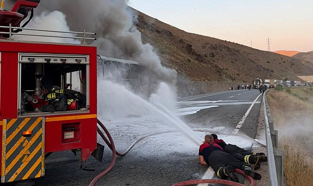 Erzincan'da yolcu otobüsü yandı