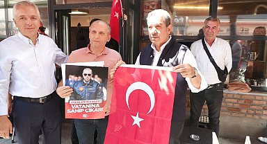 Esenler'de 15 Temmuz öncesi esnafa Türk bayrağı dağıtıldı
