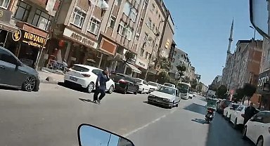 Esenler'de otomobilin kadına çarptığı anlar kamerada
