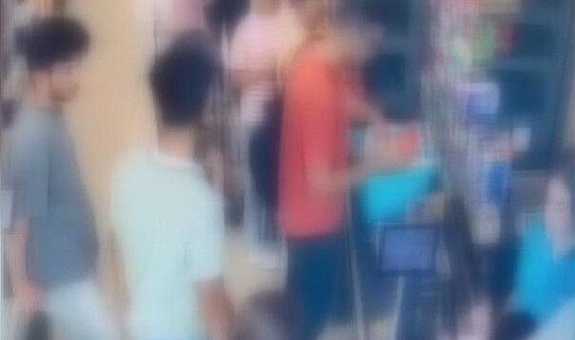Esenyurt'ta yolda bulduğu kartla 10 bin liralık alışveriş yapan şüpheli kamerada