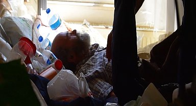 Ev sahibinin biriktirdiği çöpler nedeniyle mahsur kalıp yardım istediği daireden 7 ton çöp çıktı