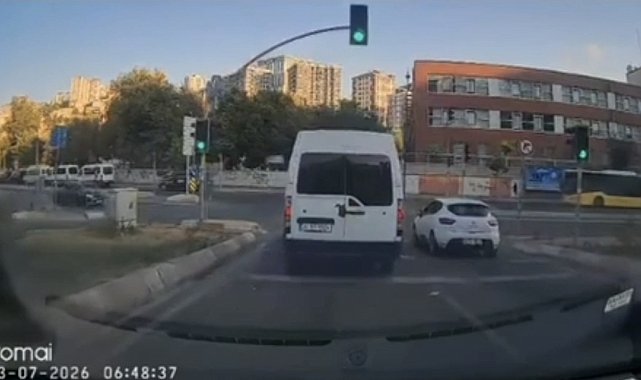 Eyüpsultan'da otomobil trafik ışığına çarparak savruldu; kaza kamerada