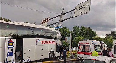 Eyüpsultan'da yolcu otobüsü otomobile çarptı; yaralılar var -1