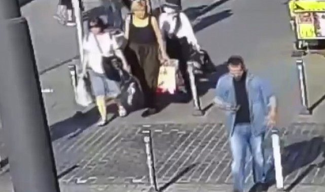 Fatih'te caddede yürüyen turistlerin cüzdanını çalan 2 çocuk yakalandı