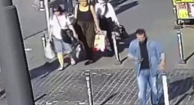 Fatih'te caddede yürüyen turistlerin cüzdanını çalan 2 çocuk yakalandı