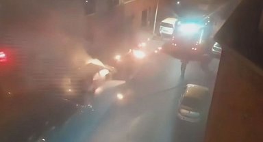 Fatih'te park halindeki otomobili tiner dökerek yaktı; 42 suç kaydı bulunan şüpheli yakalandı