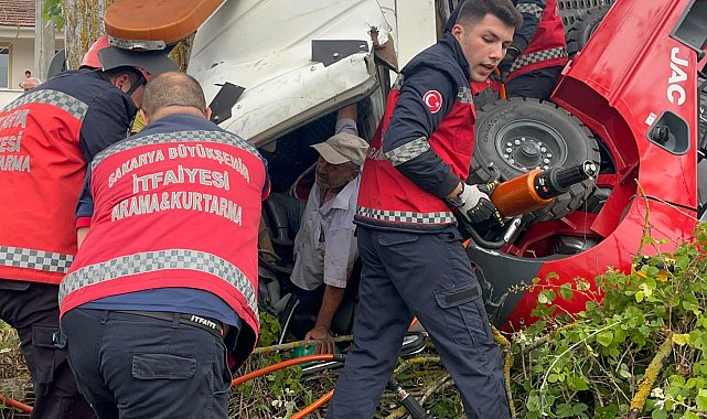 Forklift yüklü vinçli kamyonet devrildi, sıkışan sürücüyü itfaiye kurtardı
