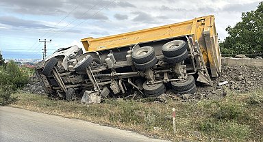 Freni boşalıp devrilen kamyonun şoförü öldü; yakınları feryat etti
