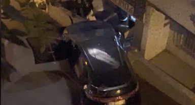 Gaziosmanpaşa'da yokuş aşağı kayan otomobil doğal gaz kutusuna çarptı; 3 katlı bina tahliye edildi